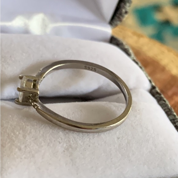 Teardrop engagement ring - Picture 3 of 3